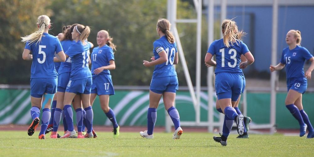 Suomen U17-tyttöjen jalkapallomaajoukkue juhlii maalia