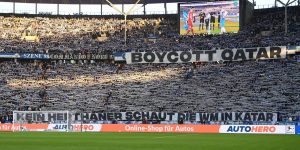 Saksalaiset fanit vaativat Qatarin MM-kisojen boikotointia Berliinissä
