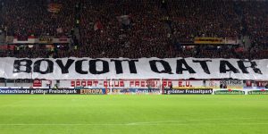 Saksalaiset fanit vaativat Qatarin MM-kisojen boikotointia Freiburgissa