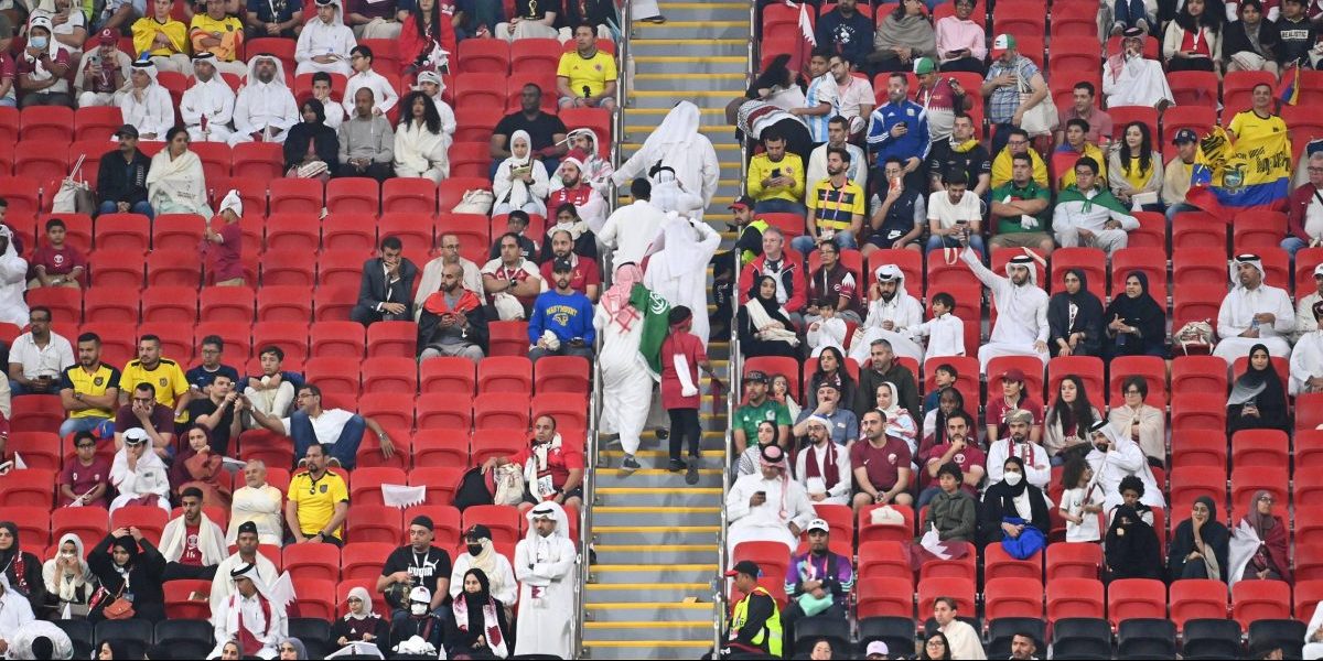 Katsomot tyhjenivät kesken Qatarin MM-kisojen avausottelun, kun paikalliset osoittivat kiinnostuksensa
