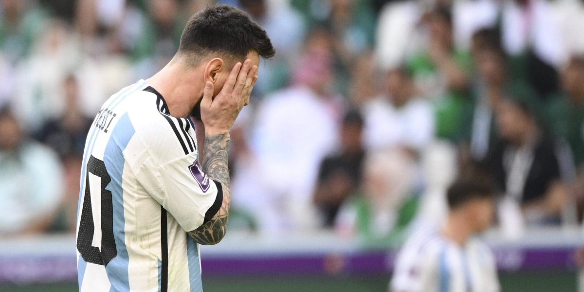 Lionel Messi pettyneenä Argentiinan kärsittyä tappion jalkapallon MM-kisojen avausottelussa Saudi-Arabialle