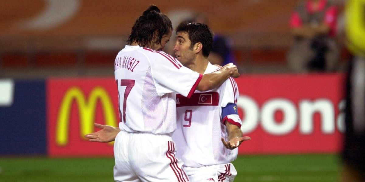 Hakan Sükür tuulettaa MM-kisojen historian nopeinta maalia vuoden 2002 pronssiottelussa Turkki - Etelä-Korea