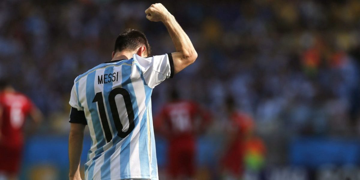 Lionel Messi tuulettaa Argentiinan paidassa