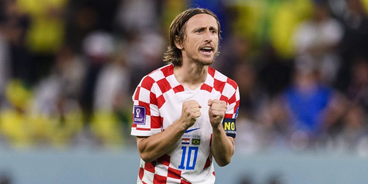 Luka Modric valaa uskoa muuhun Kroatian joukkueeseen jalkapallon MM-kisojen ottelussa