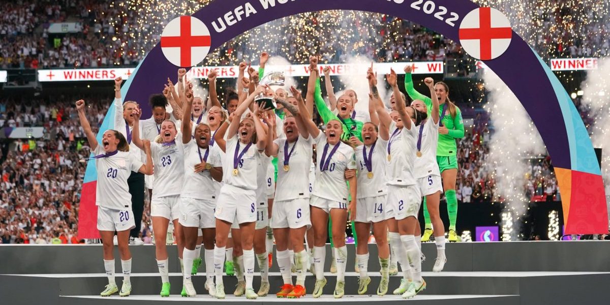 Englannin maajoukkue juhlii EM-kultaa naisten EM-kisoissa 2022, Englanti