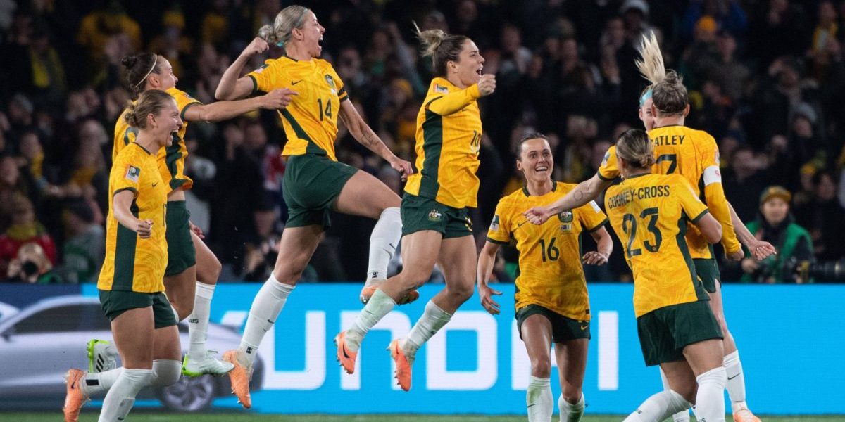 Kyra Cooney Cross, Hayley Raso, Katrina Gorry, Alanna Kennedy, Stephanie Catley juhlivat Australian maalia jalkapallon MM-kisoissa 2023. Australia naisten maajoukkue